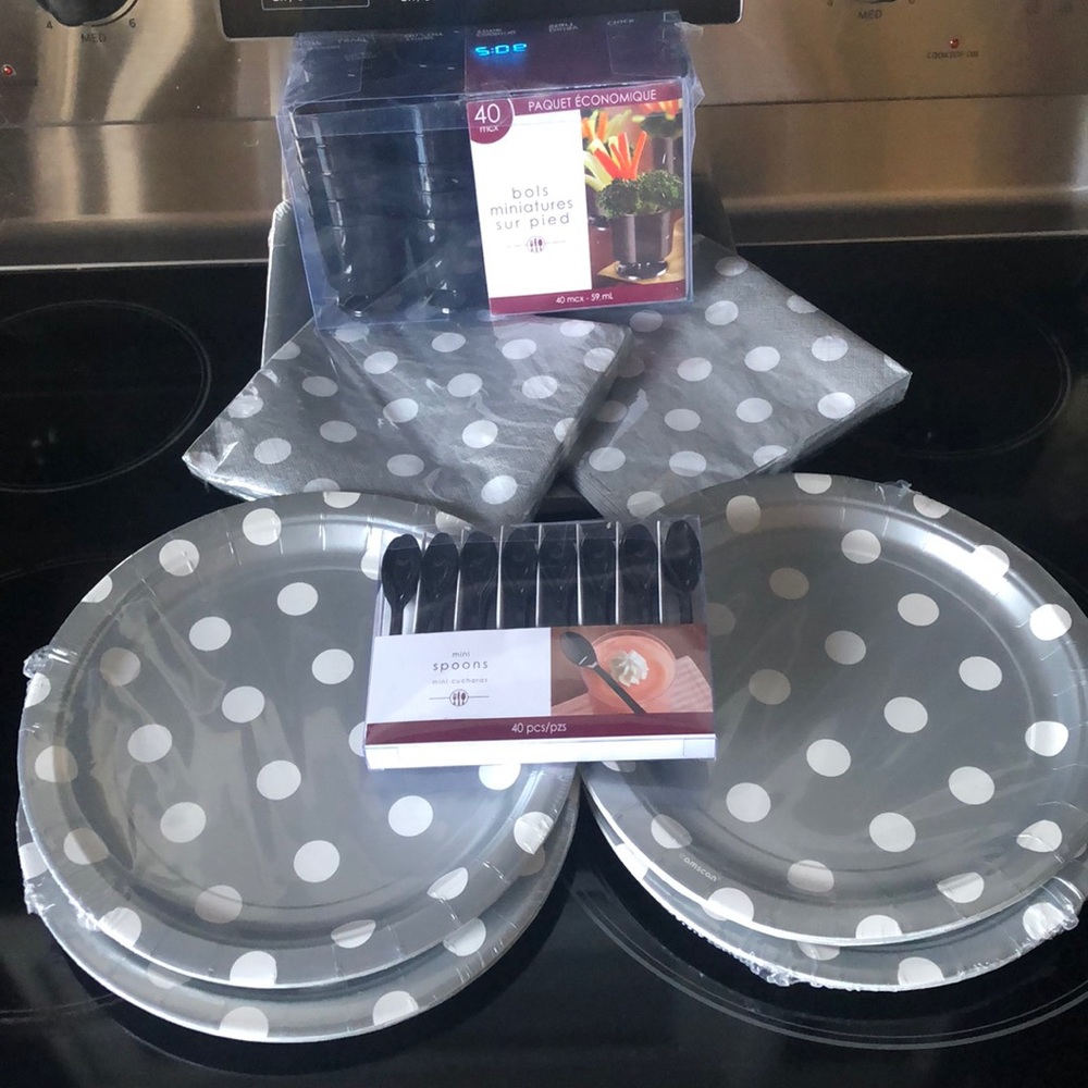 🚫SOLD🚫🎩Polka dot party supplies & mini dessert - Picture 2 of 8